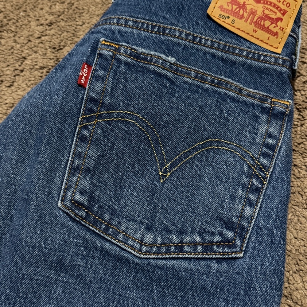 Levi’s 501 Skinny Distressed Jean-Tagged 26x30 Wmns size-Med Wash-99 Cotton-EUC - Picture 3 of 15